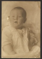 [Ritratto di un bambino in abito di pizzo].