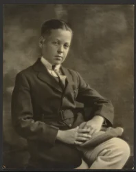 [Ritratto di ragazzo con berretto sul ginocchio]