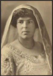 [Ritratto di una sposa con abito di perline].