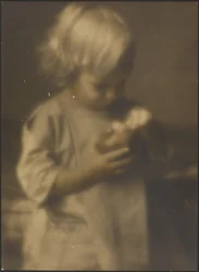 [Ritratto di un bambino con una mela in mano]