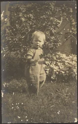 [Ritratto di bambino in giardino]