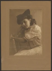 [Ritratto di ragazza con grande fiocco]
