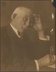 [Ritratto di uomo seduto alla scrivania]
