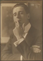 [Ritratto di un uomo che fuma una sigaretta]