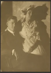[Ritratto di uomo e donna con cappello a fiori]