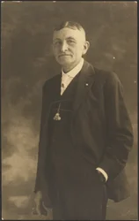 [Ritratto di uomo con orologio ornato]