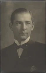 [Ritratto di uomo con papillon a pois]