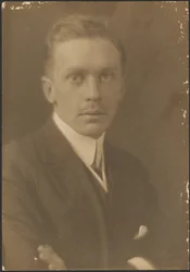 [Ritratto di uomo con baffi sottili].