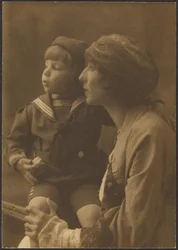 [Ritratto di una madre e di un bambino in abito da marinaio]