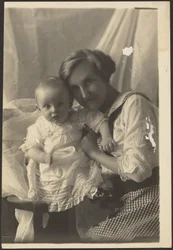[Ritratto di una madre in abito a quadri e di un bambino]