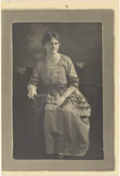 [Ritratto di donna seduta in abito con accenti di nastro].
