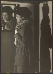 [Ritratto di una donna, il suo riflesso e la sua ombra]