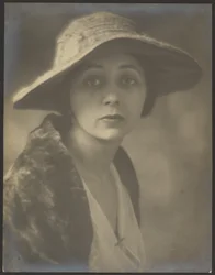 [Ritratto di donna con mantello di pelliccia]