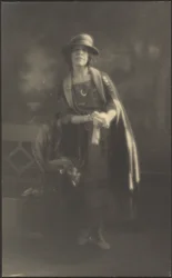 [Ritratto di donna appoggiata a una panchina].