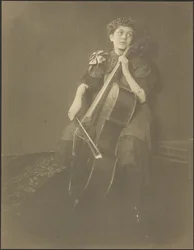 [Ritratto di donna che suona il violoncello].