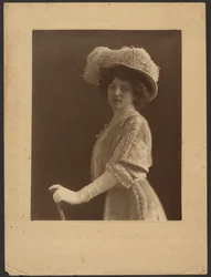 [Ritratto di donna in piedi con ombrello].