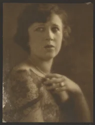 [Ritratto di donna che indossa un top di pizzo]