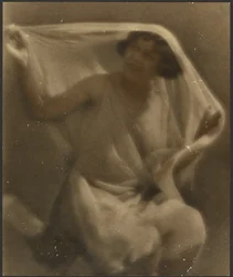[Ritratto di donna che indossa il velo].