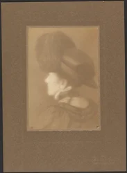 [Ritratto di una donna di spalle]