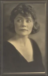 [Ritratto di donna in abito nero]