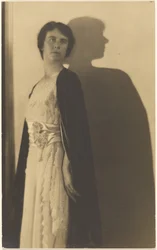Ritratto di donna con mantello e ombra