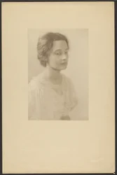 [Ritratto di una donna in abito con rose di seta]