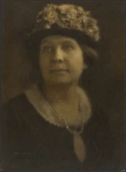 [Ritratto di una donna con un cappello a fiori]