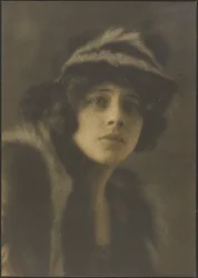 [Ritratto di una donna con un cappello di pelliccia]