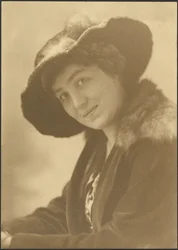 [Ritratto di donna con cappello di pelliccia]