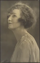 [Ritratto di donna in pellicce (non visibile)]