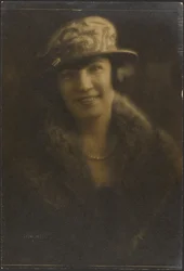 [Ritratto di donna con cappello e motivo decorativo].