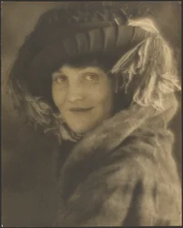 [Ritratto di donna con cappello con piume]
