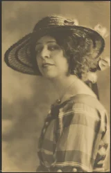 [Ritratto di donna in abito a quadri]