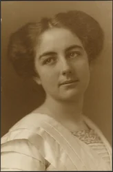 Ritratto di donna in abito plissettato