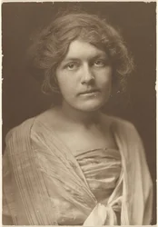 [Ritratto di una donna in abito di seta con scialle]