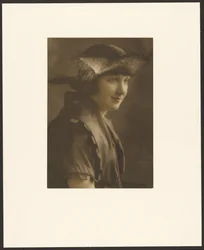 [Ritratto di donna con cappello di paglia]