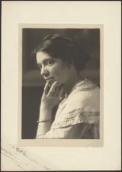 [Ritratto di una donna con un braccialetto]