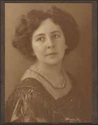 [Ritratto di una donna con le maniche larghe]