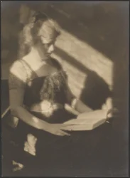 [Ritratto di donna con libro]
