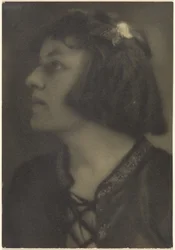 [Ritratto di donna con fermacapelli a farfalla]