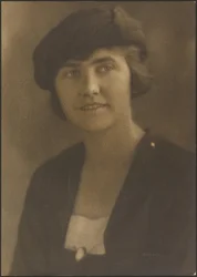 [Ritratto di una donna con una spilla a cammeo]