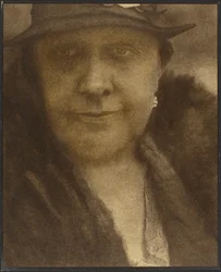 [Ritratto di donna con orecchino di diamante]