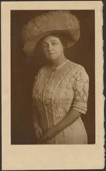 [Ritratto di donna con elaborato cappello di tulle].