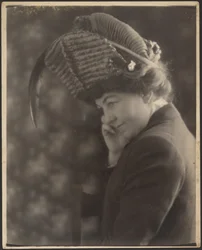 [Ritratto di donna con cappello di piume]