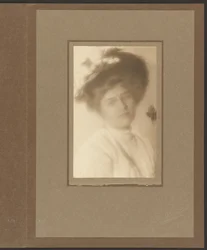 Ritratto di donna con cappello floreale