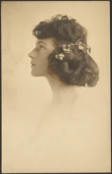 [Ritratto di una donna con una ghirlanda di fiori]