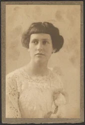 [Ritratto di donna con fiori sul vestito]