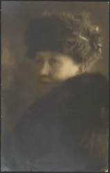 [Ritratto di donna con stola di pelliccia]
