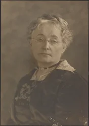 [Ritratto di donna con occhiali]