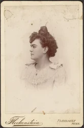 [Ritratto di donna con chignon alto]